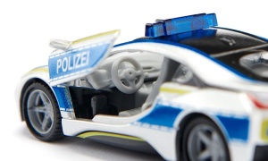 Machetă metalică BMW i8 Police SIKU 2303 cu design sportiv de poliție, detalii realiste ale caroseriei și interiorului, inspirată de celebrul automobil BMW i8.