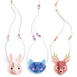 Set creativ Dazzlers cu materiale pentru realizarea a trei coliere handmade, pandantive din pâslă care se deschid, mărgele colorate și accesorii pentru cusut și personalizare.