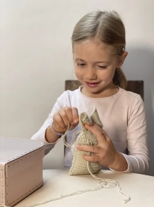 Set creativ Egmont Toys pentru croșetat, cu materiale și accesorii necesare realizării unui iepuraș moale din lână.