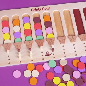 Joc de logică Gelato Code Svoora din lemn, cu tablă de joc, piese colorate inspirate de arome de înghețată, pini pentru indicii și săculeț textil.