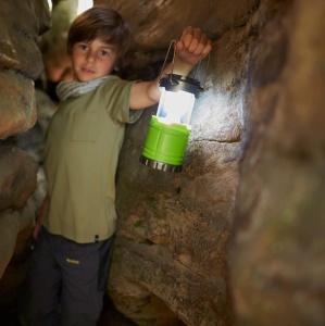 Lanternă de camping LED HABA Terra Kids pentru copii, cu lumină puternică, compartiment de depozitare și design compact pentru explorări și activități în aer liber.