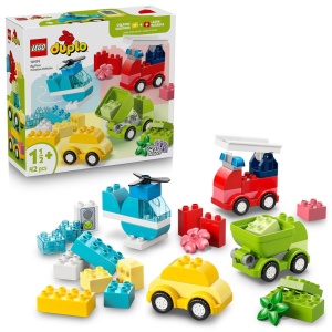 Copil construind vehicule LEGO DUPLO creative, inclusiv elicopter, camion de pompieri și autobasculantă, dezvoltând imaginația și coordonarea mână-ochi prin joacă.