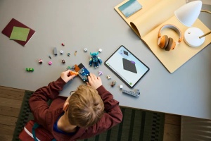 LEGO Minecraft Întâlnirea cu Temnicerul 21274 cu Temnicer construibil, peșteră luxuriantă, diamante și funcții interactive inspirate din jocul Minecraft.