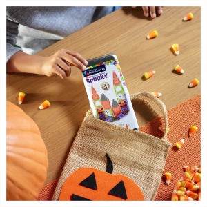 Set MAGNA-TILES microMAGS Spooky cu 24 de piese magnetice în culori neon, ferestre arcuite, fantome și dovleci pentru construcții tematice de Halloween.