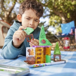 MAGNA-TILES microMAGS Tree House Travel Set cu 24 piese magnetice, veveriță, insectă și accesorii inspirate din natură pentru construcții creative și joacă STEM.