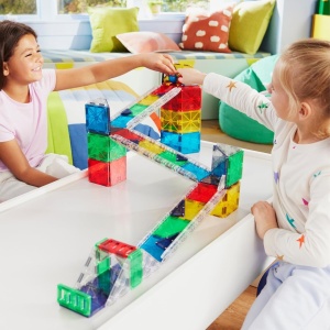 Set Magna-Tiles Rail Racers Deluxe cu 90 de piese, șine transparente, bile și elemente magnetice pentru construirea de piste, rampe și structuri STEM creative.