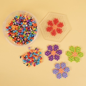 Set Playbox cu 1000 de mărgele de călcat dungate, planșă hexagonală și recipient pentru depozitare, destinat activităților creative pentru copii.