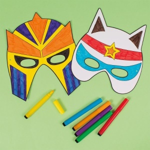 Copii colorând și purtând măști de supereroi Playbox personalizate, dezvoltând creativitatea, imaginația și motricitatea fină prin joacă.