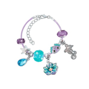 Set creativ Nebulous Stars pentru realizarea brățărilor, conținând brățară metalică reglabilă, brățări cu șnur, pandantive decorative, mărgele colorate și cutie magnetică de depozitare.
