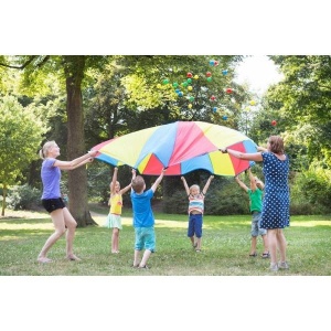Parașută de motricitate colorată cu diametrul de 305 cm, prevăzută cu 12 mânere și 24 bile colorate, destinată jocurilor de grup și activităților educative pentru copii.