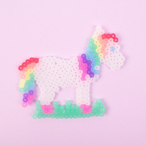 Mărgele de călcat colorate, dimensiune standard – 5000 buc pentru copii. Activitate creativă și educativă. Plăcuțele se vând separat. Unicorn.
