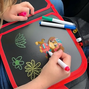 Copil colorând planșe cu personajele din Patrula Cățelușilor folosind cariocile incluse în set, dezvoltând creativitatea și coordonarea mână-ochi.
