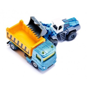SIKU 6336 – Set utilaje de construcții Kingfisher Blue Metallic, 3 vehicule din metal, paleți și semne rutiere, detalii realiste și finisaj premium.