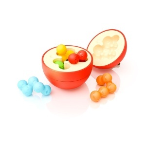Puzzle logic Smart Games Apple Puzzler în formă de măr tridimensional, cu piese colorate în formă de viermi și provocări de logică pentru copii și adulți.