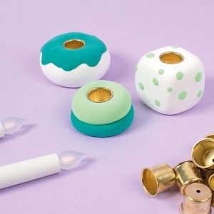 Set Playbox cu 25 de suporturi metalice aurii pentru lumânări de 21 mm, perfecte pentru proiecte creative, sfeșnice și decorațiuni handmade.