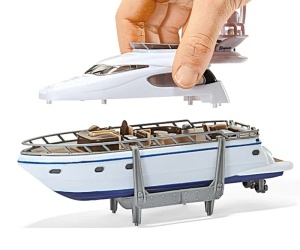Set SIKU 1849 format din camion cap tractor, platformă de transport și yacht, realizat cu detalii realiste și finisaje premium specifice modelelor SIKU.