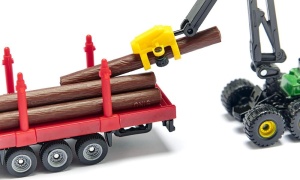 Model miniatural SIKU 1659 transportor de bușteni, realizat predominant din metal, cu detalii inspirate de vehiculele forestiere utilizate pentru transportul lemnului.