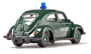 Model miniatural SIKU 1560 Volkswagen Beetle Police verde închis, cu girofaruri albastre, caroserie metalică și detalii inspirate de vehiculele clasice de poliție.