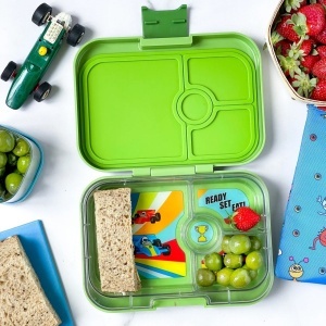 Yumbox Panino Matcha Green Race Car – caserolă etanșă cu 4 compartimente pentru prânzuri sănătoase.