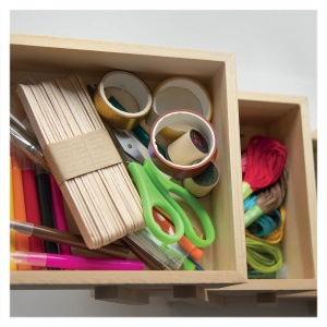 Cutie din lemn Activity Box Sycomore deschisă, cu peste 1000 de materiale creative colorate pentru desen, pictură, colaj și proiecte handmade.