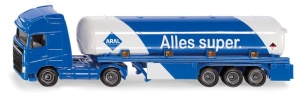 Model miniatural SIKU 1626 camion cisternă articulat, realizat predominant din metal, cu detalii realiste inspirate de vehiculele de transport industrial și logistică.