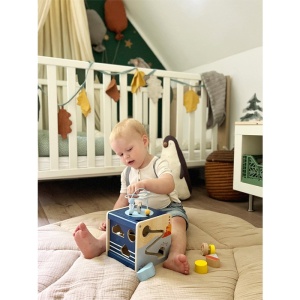 Cub de activități din lemn FSC® 100% cu tematică marină, labirinturi, sortator de forme, oglindă și activități motrice pentru copii mici.