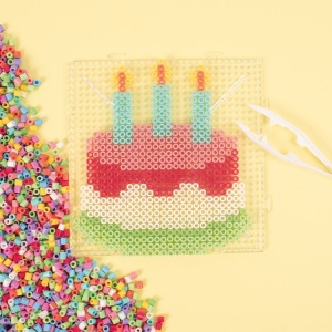 Cutie Playbox Ironing Beads Happy Mix cu 12.000 mărgele colorate – set creativ pentru copii, perfect pentru decorațiuni și joacă educativă.