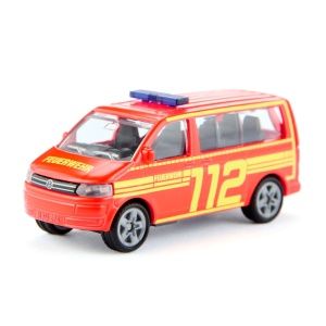 Model miniatural SIKU 1547 Volkswagen T5 Pompieri, cu caroserie metalică, hayon funcțional, cârlig de remorcare și detalii inspirate de vehiculele reale de intervenție.