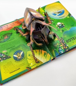 Cartea pop-up Formidabila carte cu gândaci și alte gângănii, cu ilustrații detaliate ale insectelor, gândacilor și păianjenilor, prezentate prin elemente tridimensionale interactive.