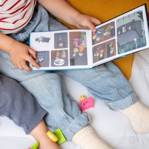 Joc de logică Hansel & Gretel de la Smart Games cu tablă de joc, figurine, case și piese de drum utilizate pentru rezolvarea celor 60 de provocări inspirate din basmul clasic.