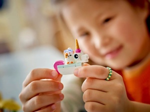 LEGO Friends 42658 cu colac flamingo, colac unicorn, Leo, Liann și motanul Churro pentru joacă imaginativă și aventuri la piscină.