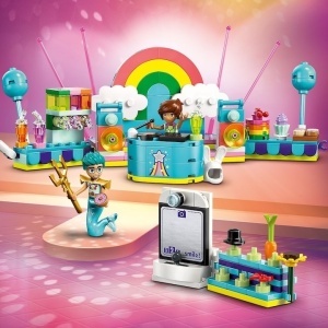 Set LEGO Friends Bal mascat cu unicorn și zână, cu personaje costumate, scenă de petrecere, pupitru DJ și cabină foto pentru aventuri creative și povești pline de magie.