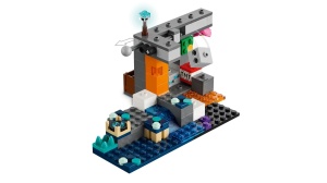 LEGO Minecraft Întâlnirea cu Temnicerul 21274 cu Temnicer construibil, peșteră luxuriantă, diamante și funcții interactive inspirate din jocul Minecraft.