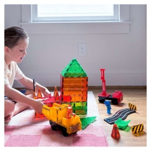 Set MAGNA-TILES Builder XL – 50 piese magnetice cu camioane, macarale, figurine și plăci XL pentru construcții mari.