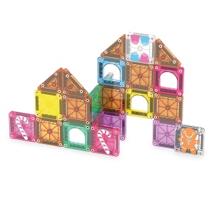 Set MAGNA-TILES microMAGS Gingerbread House cu 24 de piese magnetice colorate, ferestre, triunghiuri, elemente cu bomboane și personaj din turtă dulce.