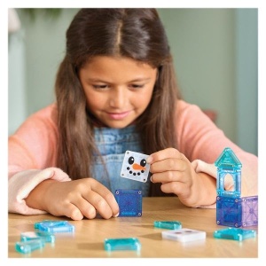 MAGNA-TILES microMAGS Winter Wonder Travel Set – set magnetic de 26 piese translucide inspirate de iarnă, ediție limitată, perfect pentru construcții creative acasă sau în călătorii.