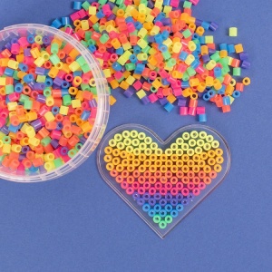 Playbox Beads in jar neon – mărgele tubulare colorate în borcan transparent, amestec vibrant de culori neon pentru proiecte creative.