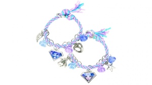 Set creativ Nebulous Stars Brățările Prieteniei Coralia cu șnururi colorate, pandantive decorative, mărgele, închizători și accesorii pentru realizarea a șase brățări personalizate.