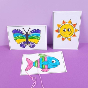 Copil realizând activități de cusut pe planșe educative cu motive nautice, dezvoltând coordonarea mână-ochi, motricitatea fină și creativitatea prin joacă.