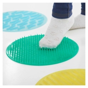 Set TickiT cu 10 discuri senzoriale texturate din silicon, pentru dezvoltarea percepției tactile, integrării senzoriale și coordonării copiilor de peste 3 ani.