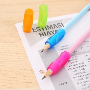 Set de 4 manșoane ergonomice Deli EU75002 în culori neon, pentru corectarea poziției de scriere și creșterea confortului în utilizarea creioanelor.