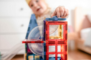 Set educativ magnetic Connetix Rainbow Ball Run 92 piese, circuit cu bile colorate.