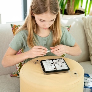 Joc Smart Games Dice Deduction cu tablă de joc, fețe de zar și piese transparente utilizate pentru rezolvarea provocărilor logice și matematice.