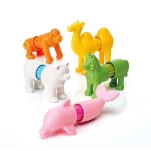 Set magnetic SmartMax My First Animals Around the World cu 16 piese colorate pentru construirea animalelor, realizate din plastic moale și prevăzute cu magneți complet încapsulați.