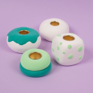 Set Playbox cu 25 de suporturi metalice aurii pentru lumânări de 21 mm, perfecte pentru proiecte creative, sfeșnice și decorațiuni handmade.