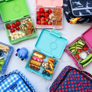Yumbox Snack Surf – caserolă etanșă mică, cu 3 compartimente pentru gustări.