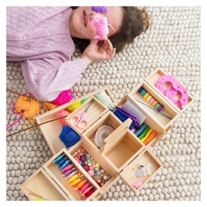 Cutie din lemn Activity Box Sycomore cu fire colorate, andrele, croșetă, ace, fetru, nasturi și accesorii pentru cusut, tricotat și croșetat.