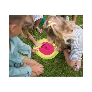 Joc Activity Islands de la BS Toys cu 7 covorașe colorate, 7 bețișoare din lemn și săculeț textil, conceput pentru jocuri de mișcare, atenție și rapiditate.