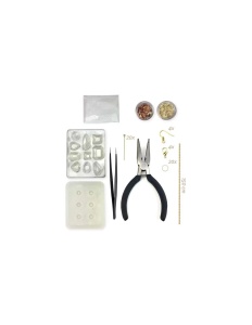 Set Sycomore Atelier de Bijoux cu ciment alb și gri, matrițe, foițe aurii și de cupru, lanțuri și accesorii pentru realizarea bijuteriilor.