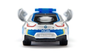 Machetă metalică BMW i8 Police SIKU 2303 cu design sportiv de poliție, detalii realiste ale caroseriei și interiorului, inspirată de celebrul automobil BMW i8.